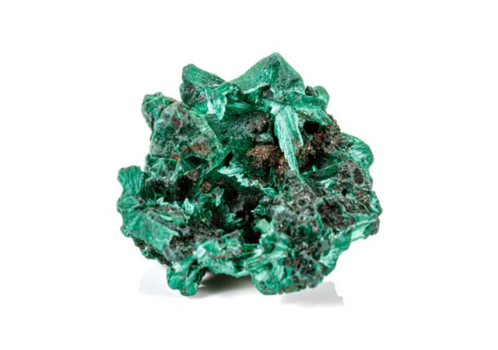 камень малахит на белом фоне