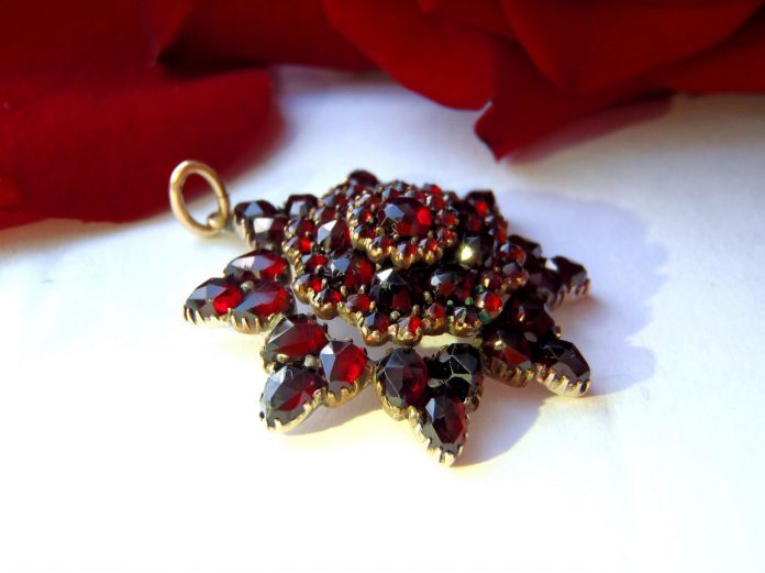 пироп1.jpg пироп1.jpg