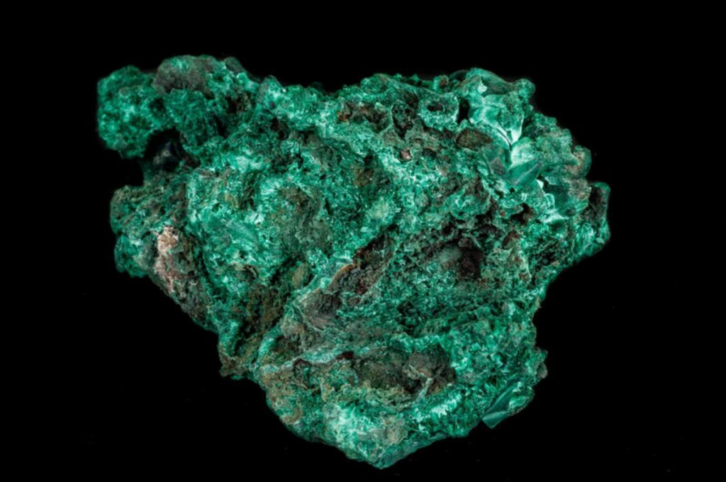 малахит на черном фоне