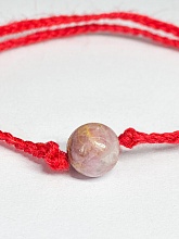 картинка Оберег Красная нить с камнем Турмалин от магазина Wolves