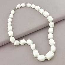 картинка Бусы белые из кахолонга, на замочке типа карабин от магазина Wolves