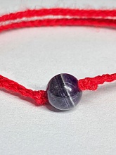 картинка Оберег Красная нить с камнем Аметист от магазина Wolves