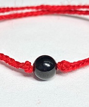 картинка Оберег Красная нить с камнем Гранат от магазина Wolves