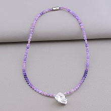 картинка Подвеска из Чароита и Жемчуга (фиолетовая) на магните 'SUNSTONES' 39 см от магазина Wolves