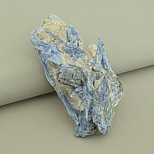 картинка Образец Кианит 110x55мм от магазина Wolves