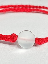 картинка Оберег Красная нить с камнем Опал (Снежный) от магазина Wolves