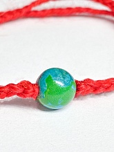 картинка Оберег Красная нить с камнем Хризоколла от магазина Wolves