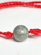 картинка Оберег Красная нить с камнем Лабрадор от магазина Wolves