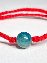 картинка Оберег Красная нить с камнем Апатит от магазина Wolves