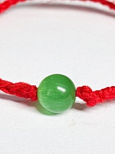 картинка Оберег Красная нить с камнем Кошачий глаз (зелёный) от магазина Wolves