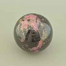 картинка Шар Родонит 67x67мм от магазина Wolves