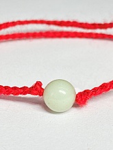 картинка Оберег Красная нить с камнем Амазонит от магазина Wolves
