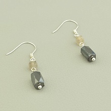 картинка Серьги 'SUNSTONES' Лабрадор Гематит от магазина Wolves