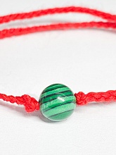 картинка Оберег Красная нить с камнем Малахит от магазина Wolves