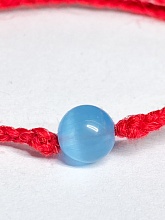 картинка Оберег Красная нить с камнем Кошачий глаз (голубой) от магазина Wolves