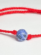 картинка Оберег Красная нить с камнем Содалит от магазина Wolves