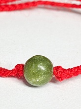 картинка Оберег Красная нить с камнем Жадеит от магазина Wolves