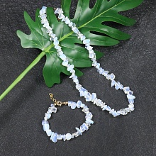 картинка Бусы Лунный камень на карабине от магазина Wolves