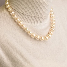 картинка Элитные Бусы из белого Жемчуга на карабине от магазина Wolves