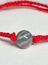 картинка Оберег Красная нить с камнем Агат (серый) от магазина Wolves
