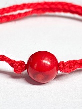 картинка Оберег Красная нить с камнем Коралл от магазина Wolves