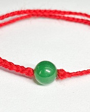 картинка Оберег Красная нить с камнем Хризопраз от магазина Wolves