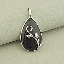 картинка Кулон из черного агата Капля в оправе с инкрустацией 40x24 мм от магазина Wolves