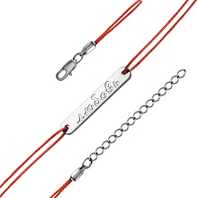 картинка Красная нить на запястье с гравировкой "Любовь" на посеребренной с оксидированием пластине от магазина Wolves