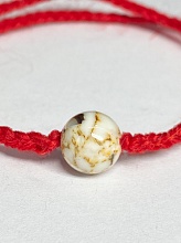 картинка Оберег Красная нить с камнем Варисцит (Белый) от магазина Wolves