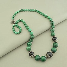 картинка Бусы из малахита и со вставками из агата от магазина Wolves