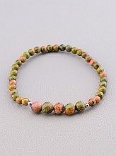 картинка Браслет с эпидотом, зеленый на резинке 'SUNSTONES' 18 см от магазина Wolves