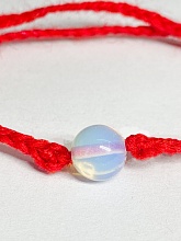 картинка Оберег Красная нить с Лунным камнем от магазина Wolves