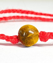 картинка Оберег Красная нить с камнем Тигровый глаз (золотой) от магазина Wolves