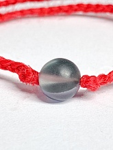 картинка Оберег Красная нить с камнем Опал (Серый) от магазина Wolves