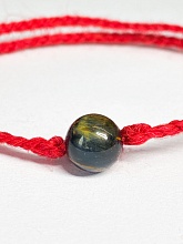 картинка Оберег Красная нить с камнем Соколиный глаз от магазина Wolves