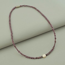 картинка Бусы из рубина со вставкой из жемчуга, на магните от магазина Wolves