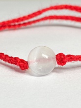 картинка Оберег Красная нить с камнем Селенит от магазина Wolves