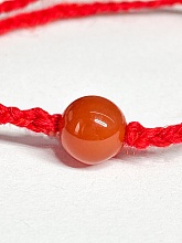 картинка Оберег Красная нить с камнем Сердолик от магазина Wolves