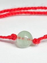 картинка Оберег Красная нить с камнем Флюорит от магазина Wolves