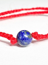 картинка Оберег Красная нить с камнем Лазурит от магазина Wolves