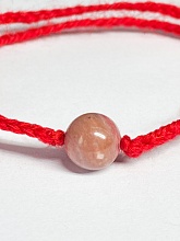 картинка Оберег Красная нить с камнем Родонит от магазина Wolves