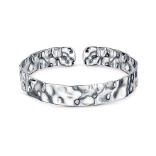 картинка Браслет широкий фактурный посеребренный с оксидированием от магазина Wolves