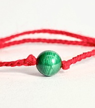 картинка Оберег Красная нить с камнем Малахит (Редкий Австралийский) от магазина Wolves