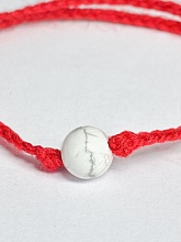 картинка Оберег Красная нить с камнем Кахолонг от магазина Wolves